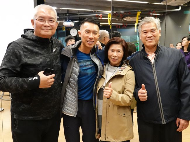 陳彥博與父母及恩師潘瑞根