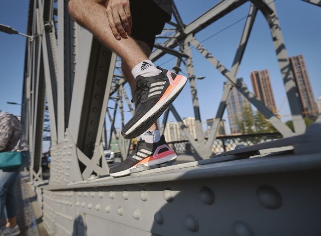 adidas Ultraboost 20跑鞋