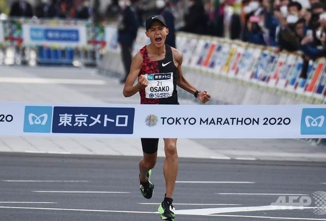 大迫傑衝過終點線