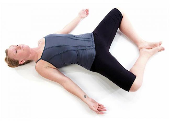 仰臥豎角式 Reclining Bound Angle Pose