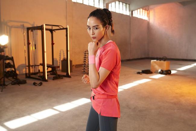 張鈞甯穿紅色adidas HEAT.RDY上衣搭灰藍色散熱機能leggings