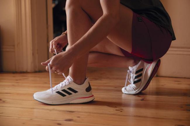 adidas  Supernova 跑鞋的BOOST 與BOUNCE中底科技