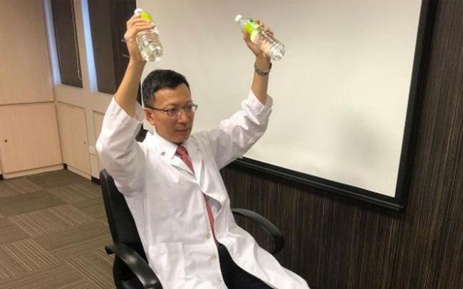 周明文醫師親自示範手拿礦泉水做阻力訓練