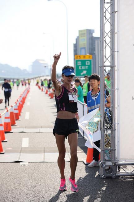 全馬女子組傅淑萍完成三連后冠