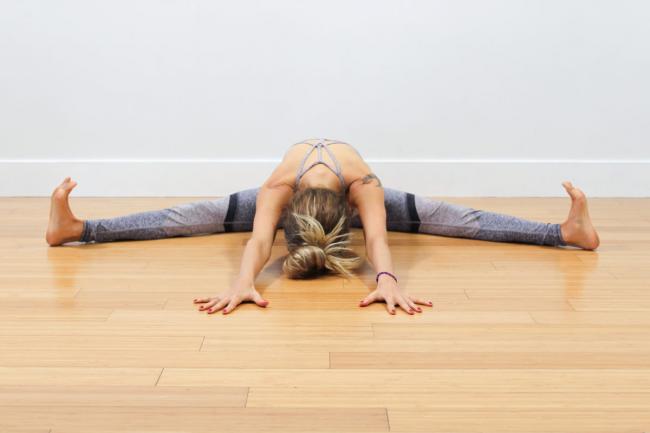 瑜伽 分腿前彎伸展式 Wide-Angle Seated Forward Bend