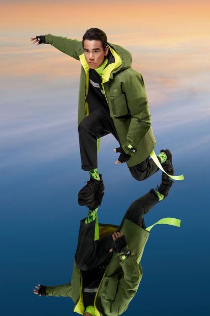 彭于晏著adidas Future of Sportswear軍綠風衣外套