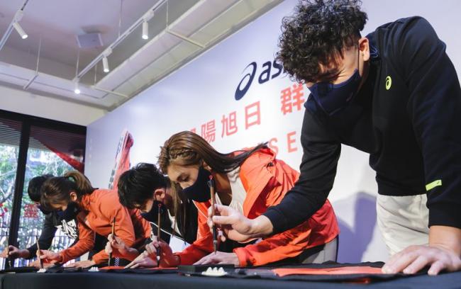 Team ASICS王冠閎、林詩亭、林昱堂、蘇柏亞、黃鎮以書法形式寫下年度代表字