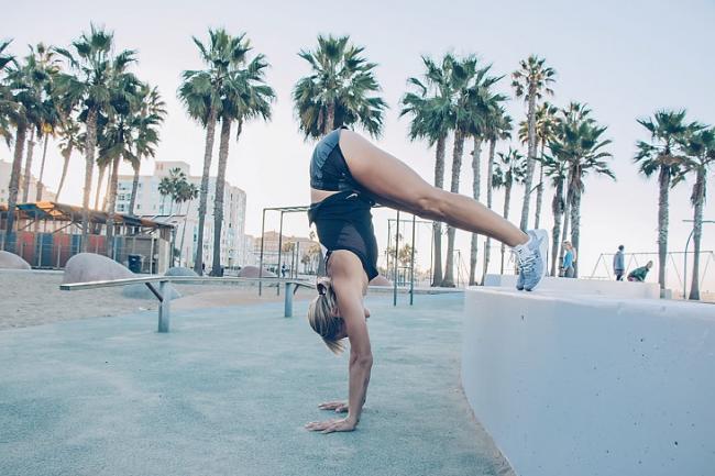 HALF-HANDSTAND HOLD