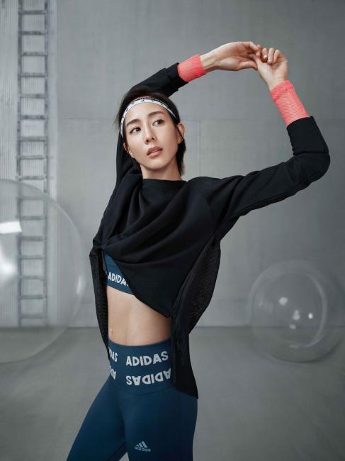 張鈞甯換上全新adidas湖水藍運動內衣與同色系Legging