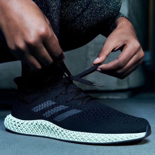 adidas Futurecraft 4D元祖配色以俐落黑色鞋面搭配灰綠色調中底