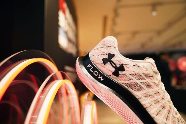 UA Flow Velociti Wind的UA Warp編織鞋面