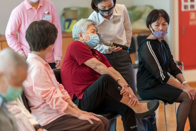 參與者就自身身體狀況踴躍提問瑜珈問題