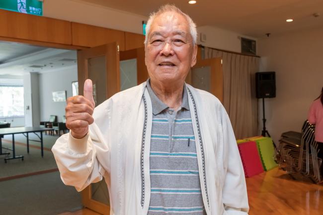 92歲的賈爺爺平時的嗜好是打籃球