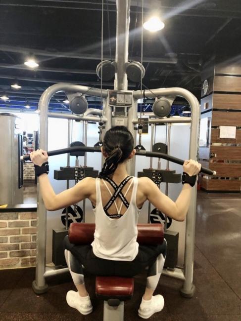 李千那的背肌線條