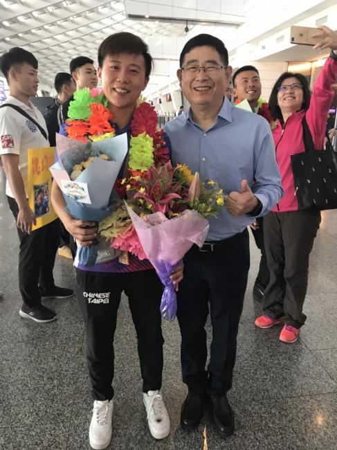 臺師大季力康教授與東奧射箭好手雷千瑩合影