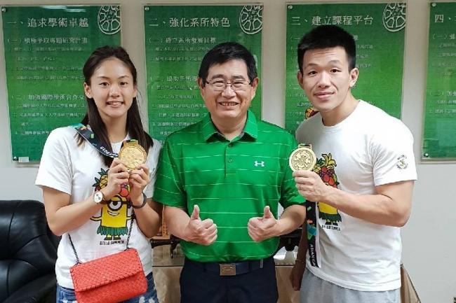 臺師大體育系碩士生、空手道好手文姿云(右一)出征奧運前，與指導教授季力康合影