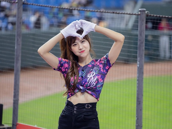 Red Bull Batting Mania打擊狂人樂天女孩孟潔
