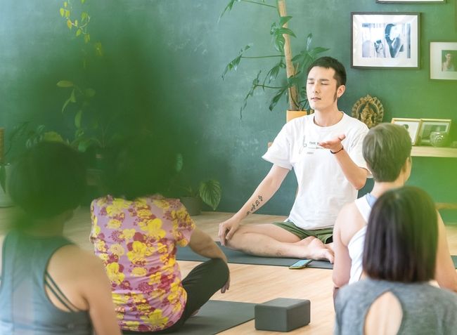 Daniel老師帶領梵唱與靜坐呼吸練習