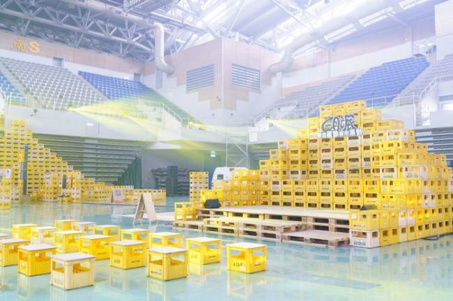 展場設計以「環保」為主要理念，有使用啤酒籃、木棧板排列組合成的「山海意象」裝置藝術