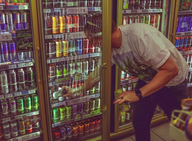 能量飲含多少咖啡因和糖？  這樣喝能提神免傷身