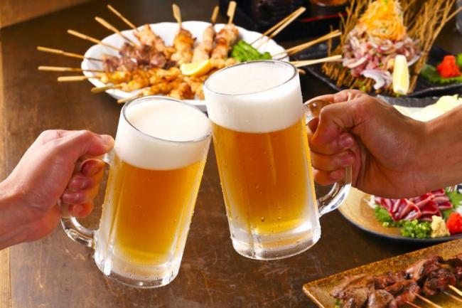 應限制酒精飲料、高脂肪肉類等會迅速增加總熱量攝取的食物
