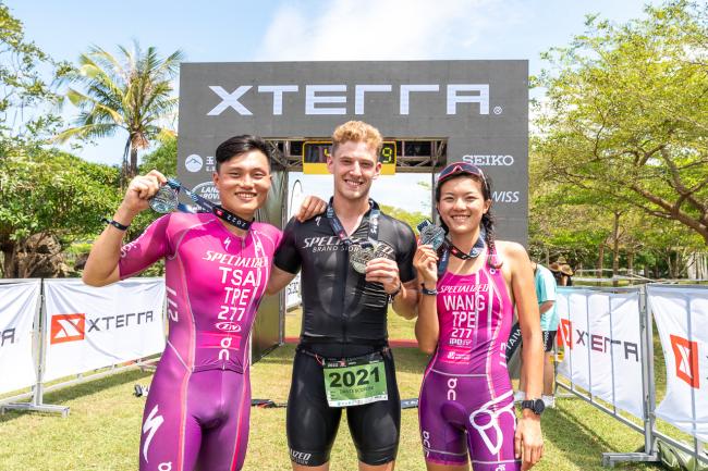 2022 XTERRA Taiwan越野三項女子總冠軍王千由、蔡曜宇與兩人的學員，來自比利時的蘇但丁開心合影