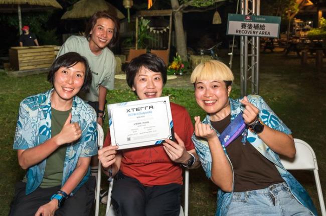 楊逸秀（前排中）開心收下義大利世錦賽資格證書