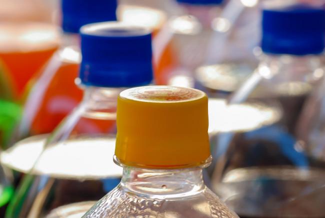 運動後不建議立即攝取高熱量食品和飲品，如冰棒、可樂汽水，飲用一般室溫水或冰水即可