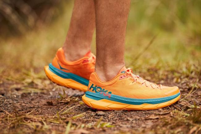 HOKA Tecton X 台灣定價NT$6,600元，男款配色為柿子橘&橘黃