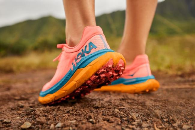 HOKA Tecton X 台灣定價NT$6,600元，女款配色為茶花橘&珊瑚藍