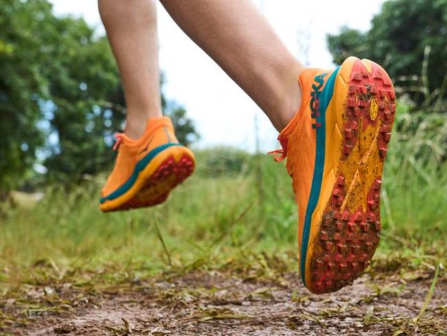 HOKA 首款碳板越野跑鞋 Tecton X 正式登台