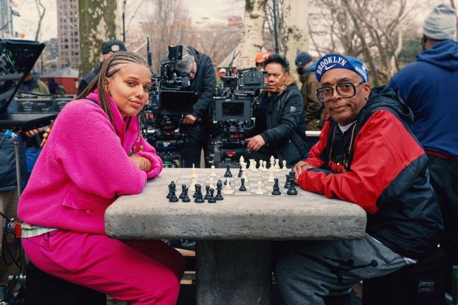 導演本片的 Spike Lee 與年輕自信的 Zimmie