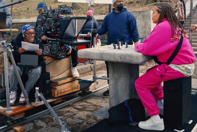 Spike Lee執導並主演《Seen It All》，並重新演繹了他本人導演和主演的電影角色 Mars Blackmon ，前方為本片主角 Zimmie 
