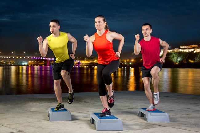 全身性訓練如高強度間歇訓練（HIIT）