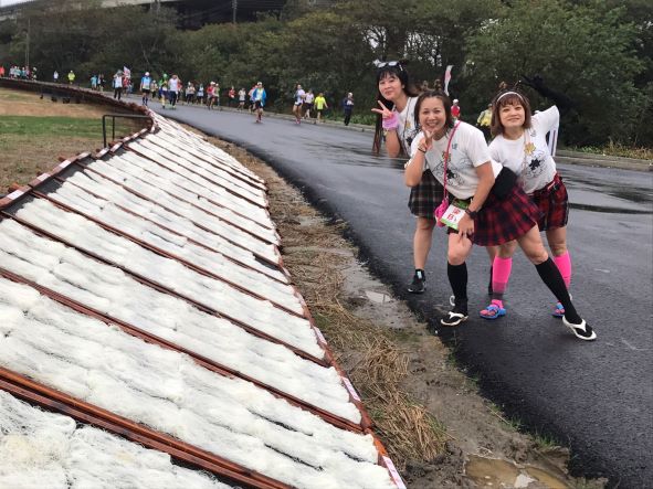 跑者與米粉大道合影留念