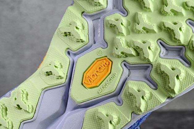 HOKA Speedgoat 5 GTX Vibram® Megagrip黃金大底升級增加刻紋面積，抓地力提升25%