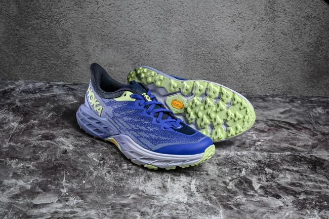 HOKA Speedgoat 5 雙層緹花網增加透氣，同時為前腳掌預留更多活動空間