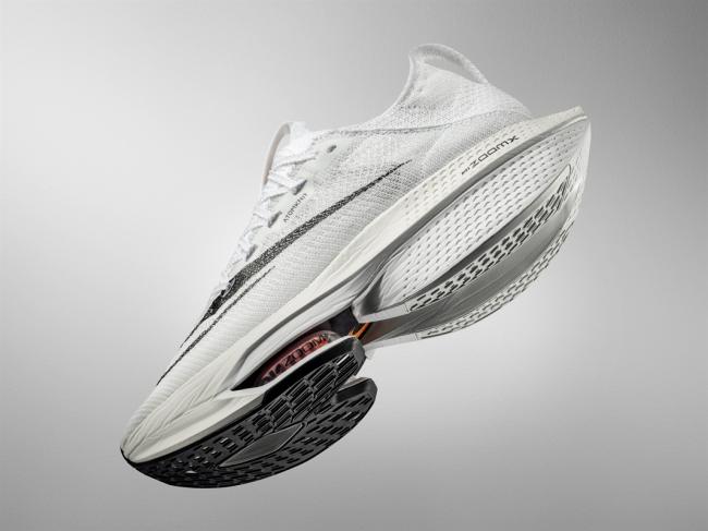 中底配置由全掌 ZoomX 泡棉、全掌弧形碳纖維板和雙重 Zoom Air 氣墊組合而成