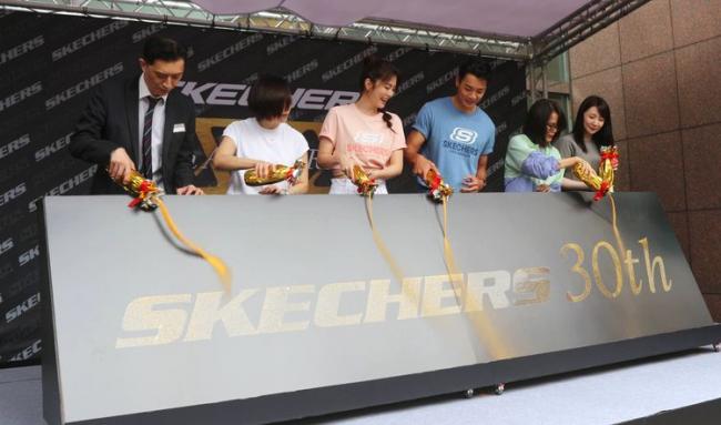 SKECHERS品牌代言人任容萱、禾浩辰為30周年快閃店揭開序幕