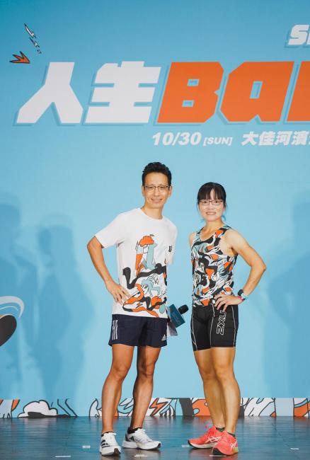 主持人田鴻魁與超馬一姐盧明珠展示賽衣和背心