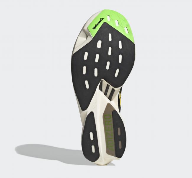 Adizero Adios Pro 3 大底全掌採用耐磨的 Continental 馬牌輪胎大底，前掌外側及後腳跟內側特別以凹槽切割處理