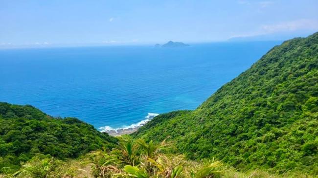 依山傍海的山稜線