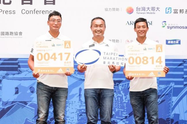 「網球一哥」盧彥勳領到人生第一面「台北馬拉松」半馬組號碼布