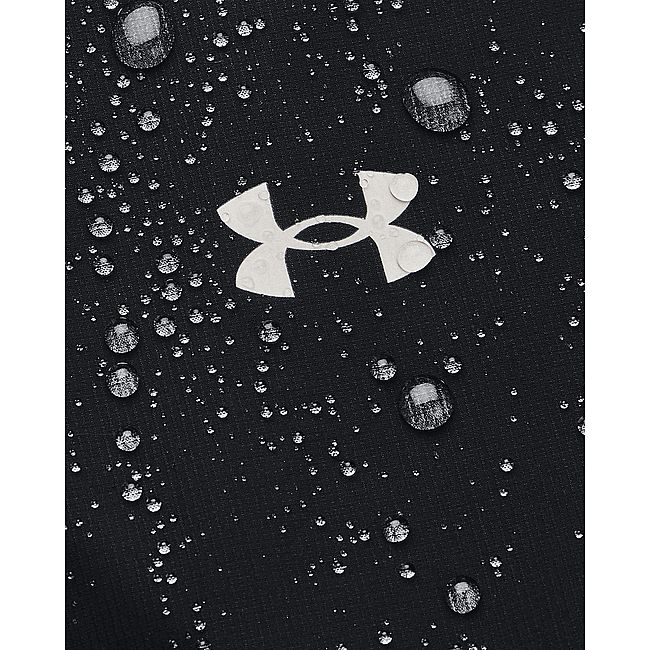 UA STORM系列服飾外層採用DWR塗料材質，有效防止雨水滲透