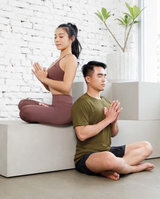 瑜珈系列Ultrabare低衝擊運動內衣 $1,280、瑜珈系列YM Ultrabare 9分緊身褲 $1,880；瑜珈系列華夫格短袖T恤$1,180、瑜珈系列7吋短風褲 $1,680