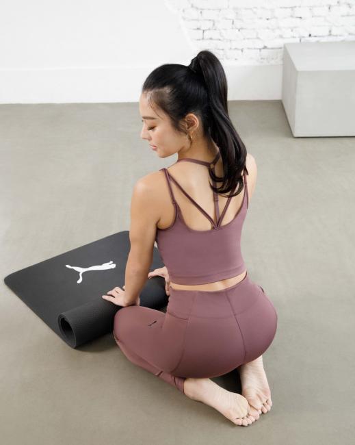 瑜珈系列Ultrabare合身運動背心 $1,080、瑜珈系列YM Ultrabare 9分緊身褲 $1,880、瑜珈墊 $1,580