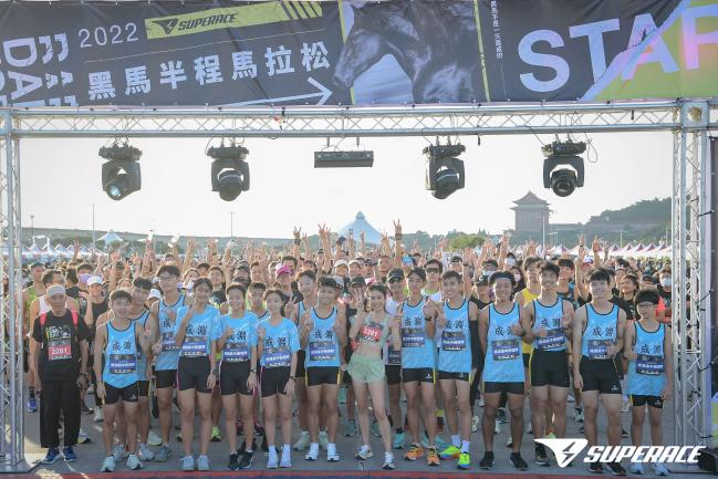 SUPERACE黑馬台北帥氣落幕   黑夜裡路跑女神、超馬新星齊聚閃耀