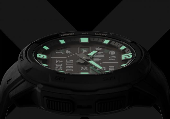 「Instinct Crossover 太陽能運動指針 GPS 智慧錶」首度搭載 RevoDrive 耐衝擊自動校準指針