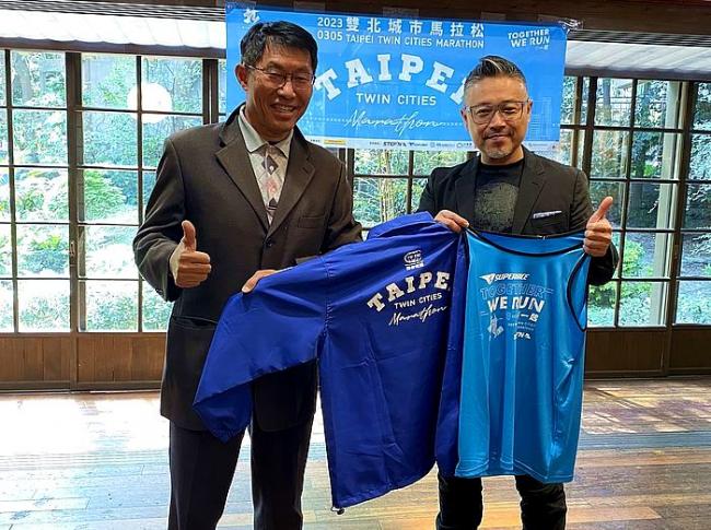 台灣體育運動競技協會秘書長林劭宗致贈雙北城市馬拉松紀念品予亞洲馬拉松大聯盟主席盧瑞忠