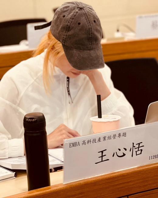 被鄉民在政大校園發現的名模王心恬